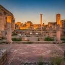 Yacimiento arqueológico de Itálica con restos romanos al atardecer