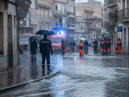 Calle andaluza afectada por lluvias intensas durante un operativo de emergencia